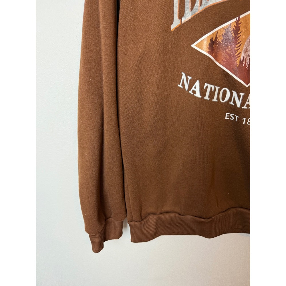Yellowstone National Park Graphic Sweatshirt Brown Crewneck Nature Pullover M - Picture 2 of 4